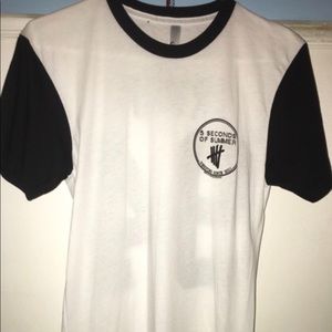 5sos tour shirt (Irwin 94 - rowyso) 💥